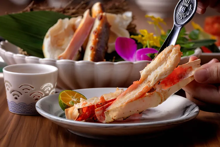 赤虎精選的「鱈場蟹腳」肉質飽滿、彈嫩無腥，搭配柑橘薑醋品嚐尤其甜美，是不可多得的季節滋味。赤虎提供