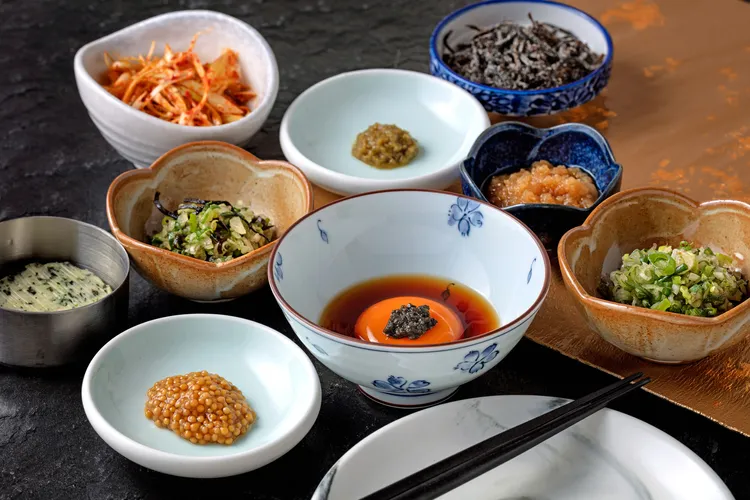 9大醬料(30元起/盤)包含橙醋蘿蔔泥、蔥鹽、蔥鹽昆布、鹽昆布、松露蛋黃、柚子胡椒、唐辛青蔥、黃金芥子醬及香草奶油，輕鬆替燒肉轉換風味。赤虎提供