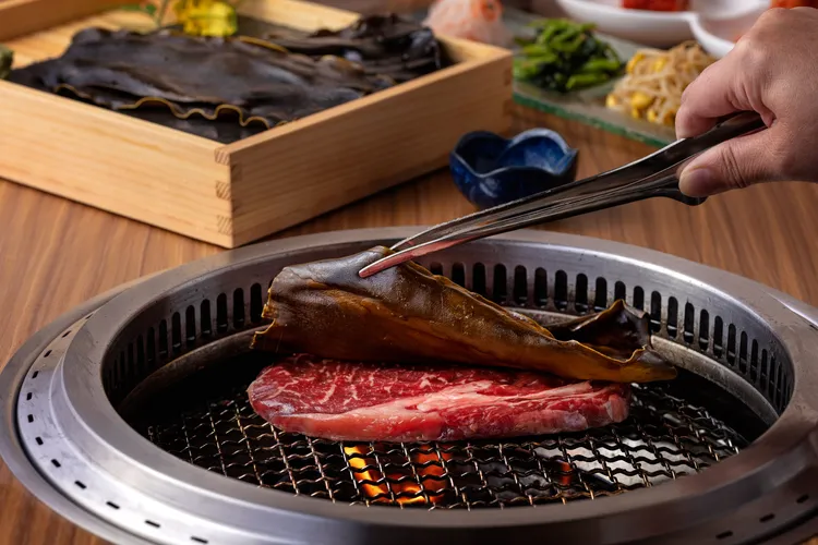 昆布肋眼1080元/單點，點套餐、拼盤加購價850元/份。赤虎提供