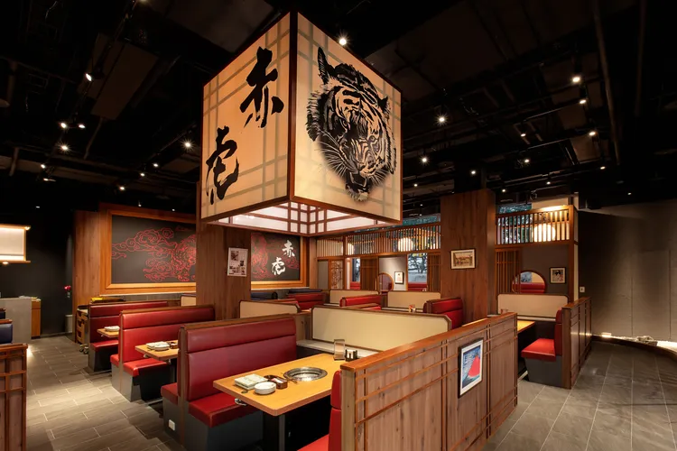 赤虎新莊店保留一貫的紅色系沉穩風格，入口處融入日式枯山水意境的花蓮奇石、燈龍與枯木造景，更凸顯日系血統。赤虎提供