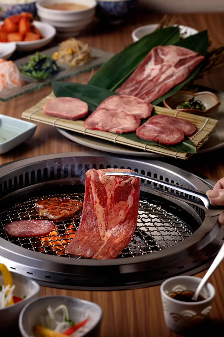 赤虎依口感不同將整根牛舌分切為舌下牛五花、特上厚切牛舌、特上薄切牛舌、牛舌尖等四部位，可嘗試原味，佐鹽昆布和橙醋蘿蔔泥等不同吃法，十分過癮。赤虎提供