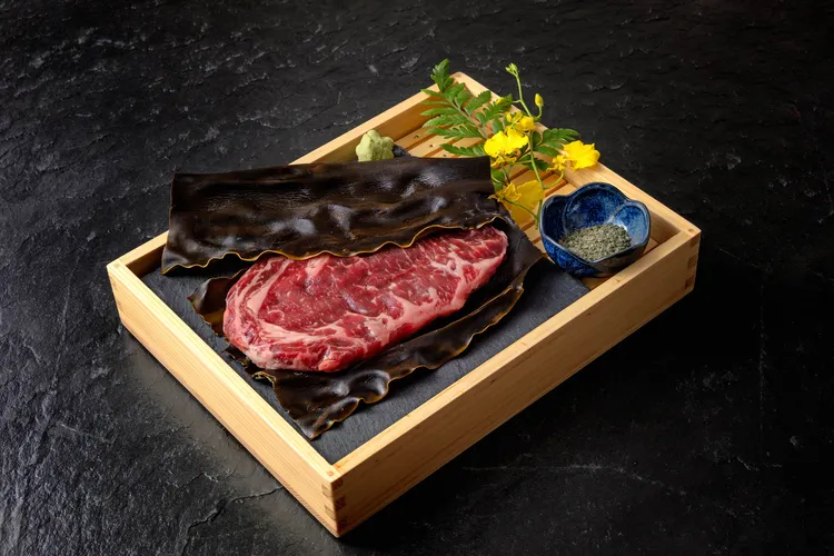 赤虎的「昆布肋眼」以日高昆布包覆長時間醃漬入味的肋眼牛排，由服務人員桌邊燒烤至5分熟，分切成老饕和肋眼心，享受不同部位的口感。赤虎提供