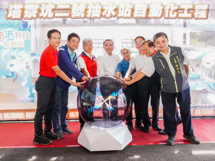 市長侯友宜與貴賓出席塔寮坑二抽水站自動化工程啟動儀式。水利局提供