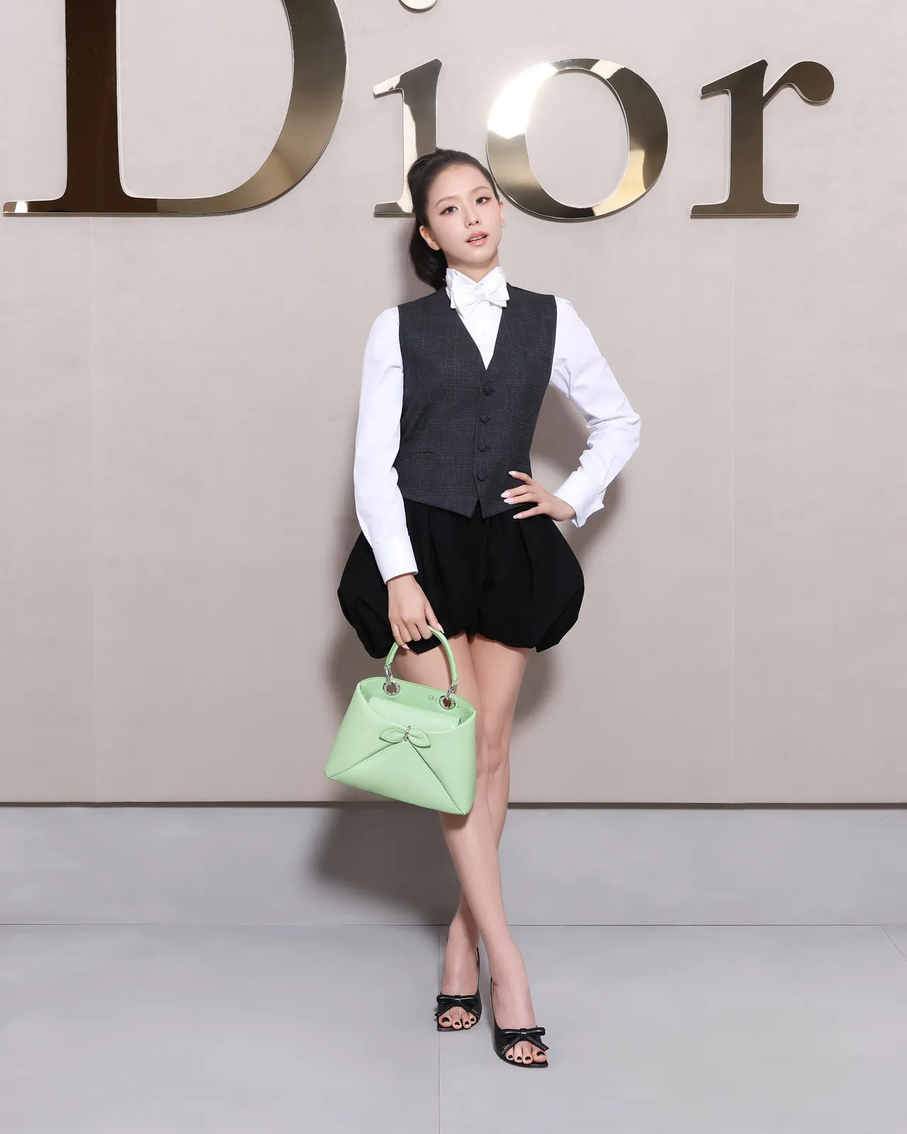 Jisoo的高马尾看秀造型,有网友形容很像「餐厅服务生」。品牌提供