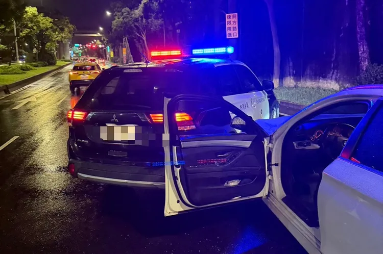 酒驾男一度冲撞警车。警方提供