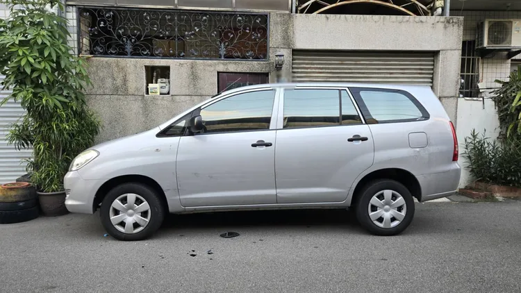 賴男開車擦撞姚男車卻肇逃，警方調監視器畫面釐清事故發生過程。翻攝畫面