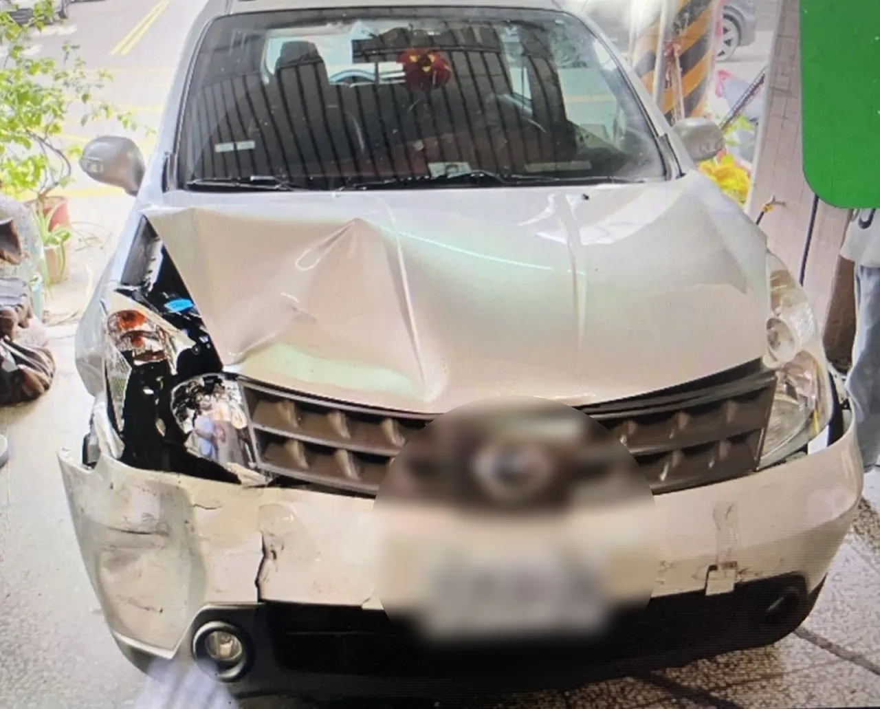 赖男开车擦撞姚男车却肇逃,警方调监视器画面厘清事故发生过程。翻摄画面