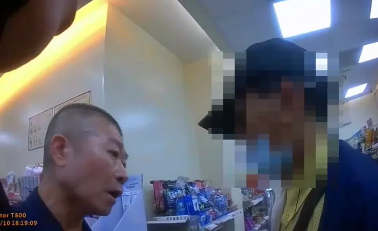 洪嫌(右一)戴帽子口罩出門想掩人耳目，仍被警方盤查，過程中他拒捕還暴力襲警，遭制伏在地。翻攝畫面