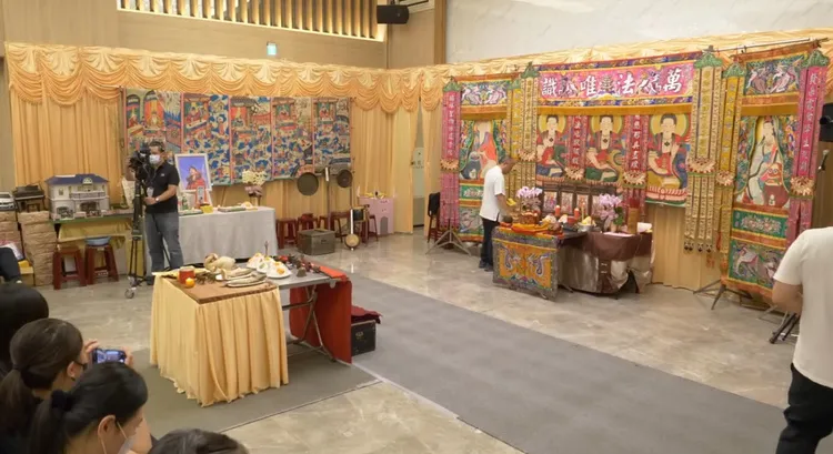 法會現場莊嚴。翻攝自《孫腫來了》YT