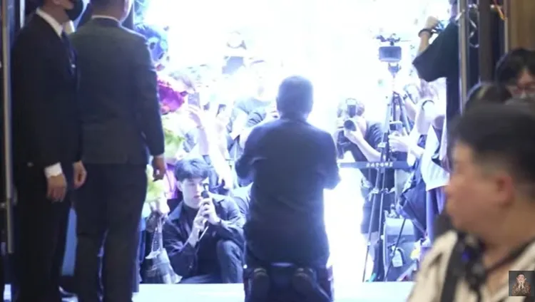 孫德榮跪下引魂。翻攝自《孫腫來了》YT