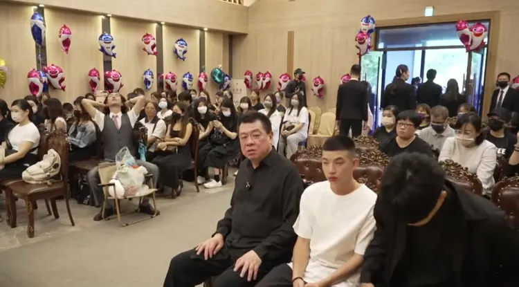 法會會場有近百名粉絲入座，現場有魚的氣球布置。翻攝自《孫腫來了》YT