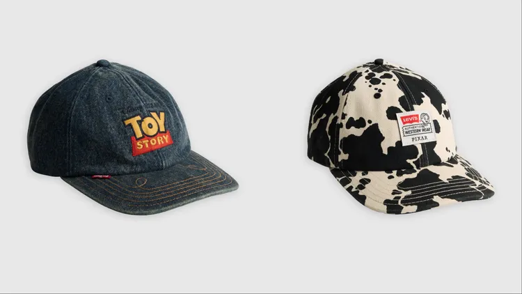 Levi’s® x Toy Story Logo丹寧鴨舌帽（左）、滿版乳牛紋印花丹寧鴨舌帽（右），各1900元。品牌提供