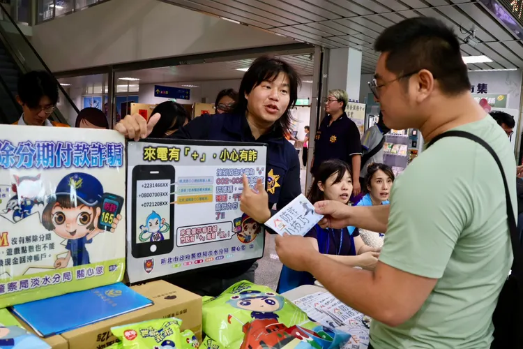 淡水警員以DM方式快速讓民眾了解詐團手法。警方提供