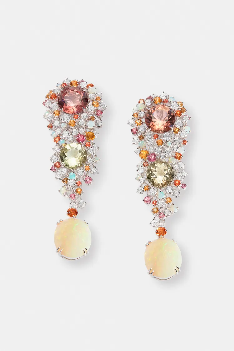 Magnifica耳環，白金，鑲嵌兩顆白色蛋白石（總重13.14克拉），316萬元。品牌提供