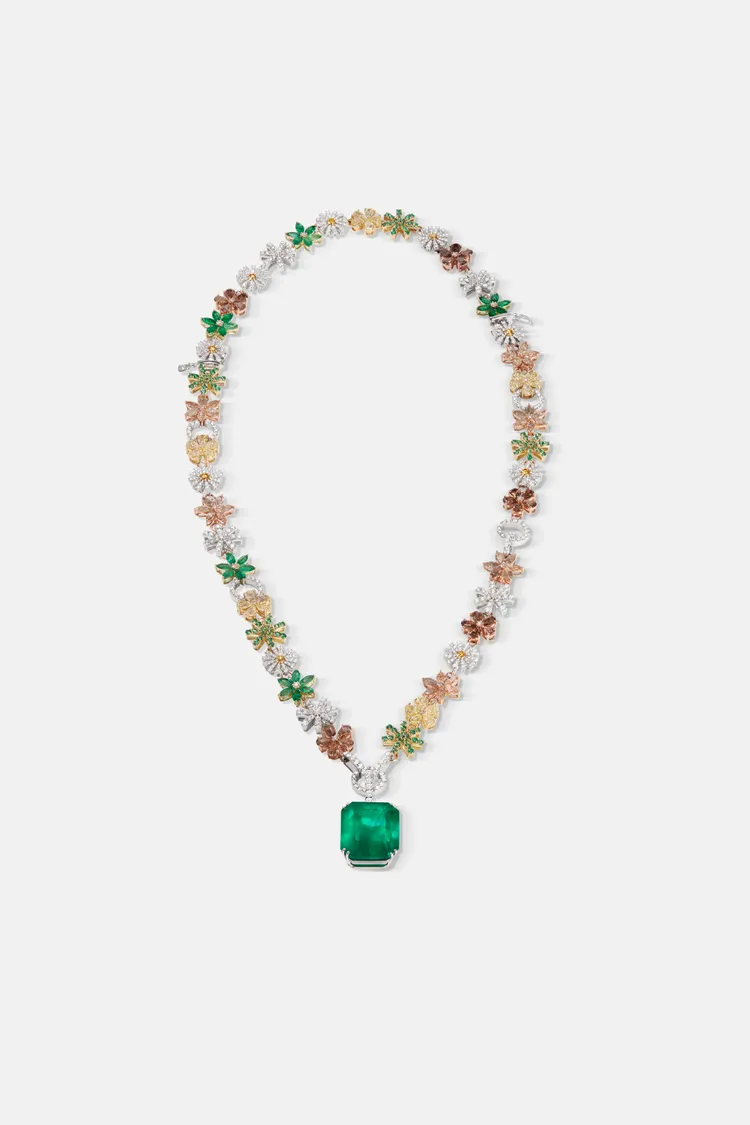 Dolce Stil Novo項鍊，白金、黃金與玫瑰金，中央鑲嵌一顆31.46克拉哥倫比亞木佐祖母綠形切割祖母綠，5150萬元。品牌提供