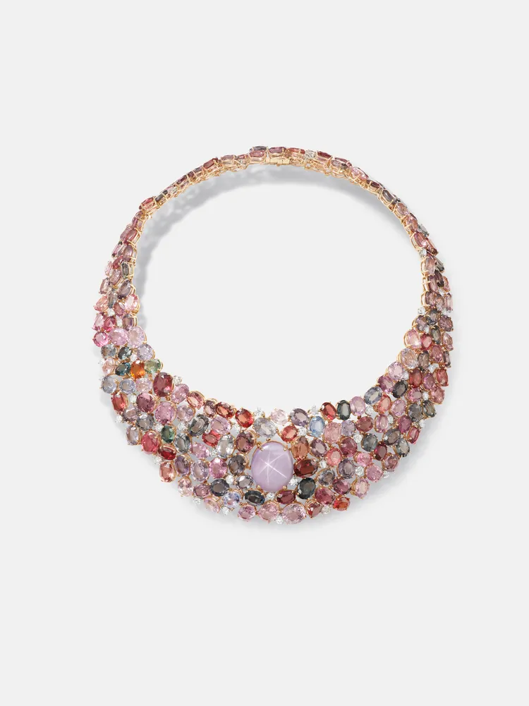 Milano Segreta項鍊，玫瑰金與白金，中央鑲嵌一顆31.47克拉橢圓形蛋白切割紫色星光藍寶石，814萬元。品牌提供