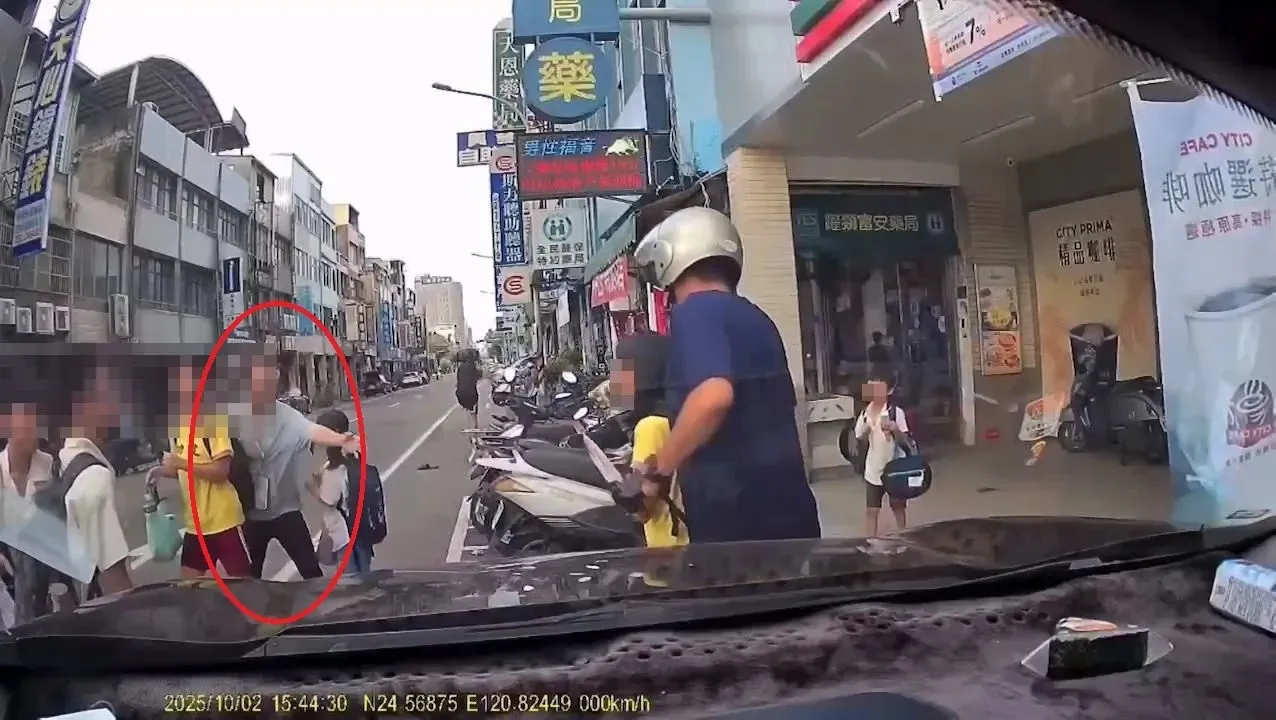 邱姓嫌犯持刀挾持徐姓女童,安親班黃姓女老師(紅圈)奮勇上前救人。民眾提供
