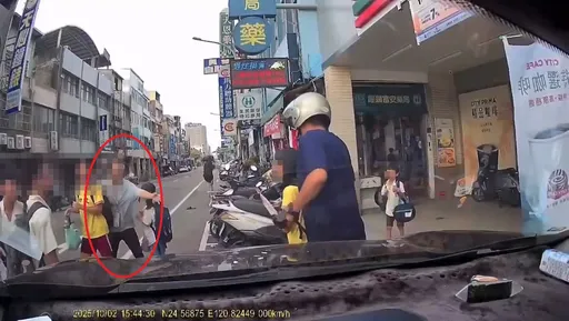 苗栗隨機砍人畫面曝光!惡男持刀挾持女童 安親班女師奮勇救人