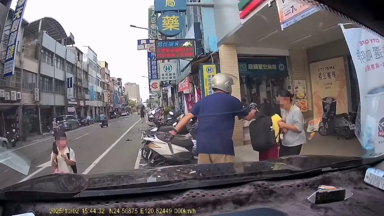 黄姓女老师将受伤的徐姓女童拉开,带著她逃离邱姓男子,救了她一命。民众提供