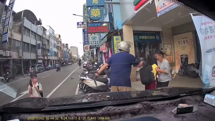 黃姓女老師將受傷的徐姓女童拉開，帶著她逃離邱姓男子，救了她一命。民眾提供