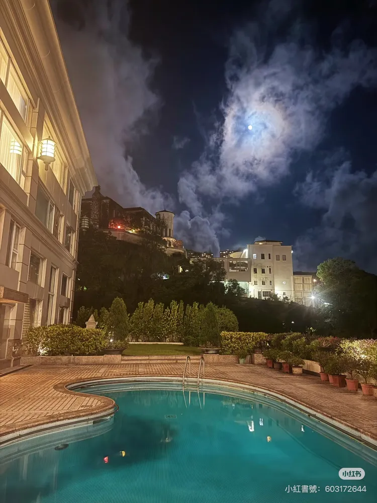 畫面也曝光了她的母親、三房夫人陳婉珍名下的約224坪的山頂豪宅。翻攝何超蓮小紅書