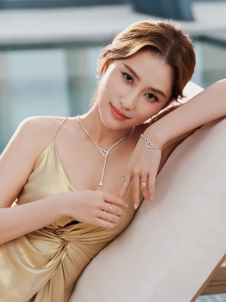 何超蓮近日也為Qeelin拍攝形象照。品牌提供