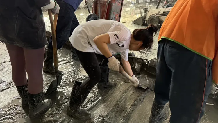 徐巧芯到災區當志工。翻攝自徐巧芯threads