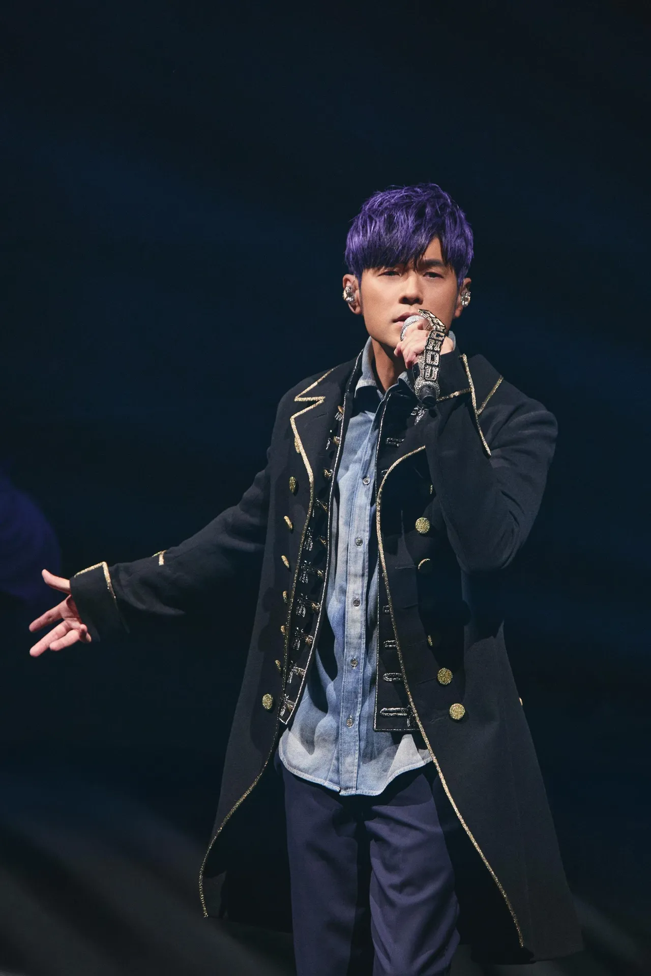 周杰伦在上海演唱会上,穿著Dior 2026夏季男装军装风格造型。品牌提供