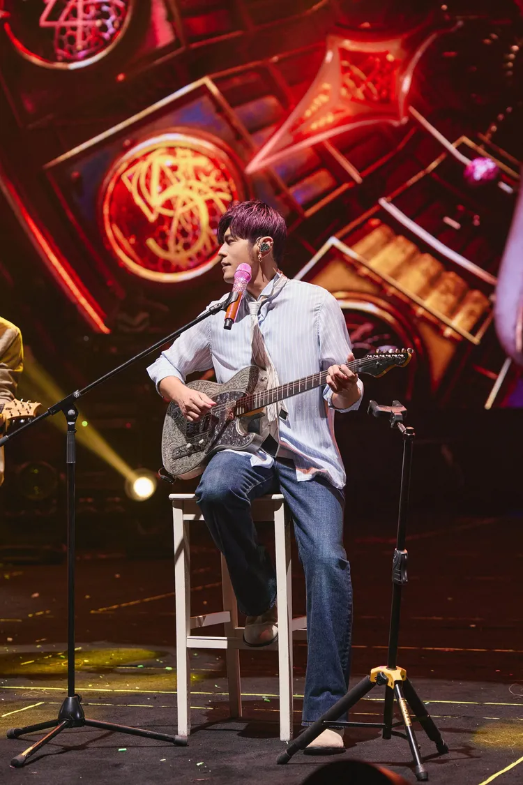 周杰倫另一套是清爽的襯衫造型。品牌提供