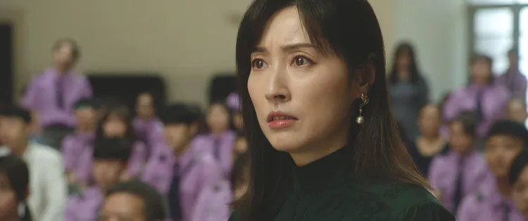 田中千绘在《自杀通告》 饰演家长会主席。本萃电影提供