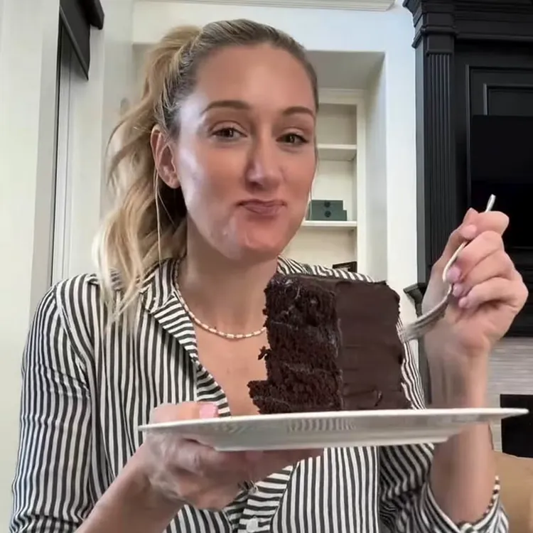 網紅買了一顆重新回歸的巧克力蛋糕當場評價。Instagram