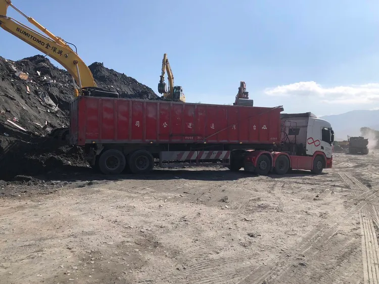 台灣通運投入大型傾卸車進行二次清運，將市區旁第一、第二堆置場的淤泥轉運至郊區，減輕堆置壓力與汙染風險。台泥提供