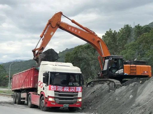 台泥馳援光復轉運淤泥 出動35噸斗車每日清運1200噸