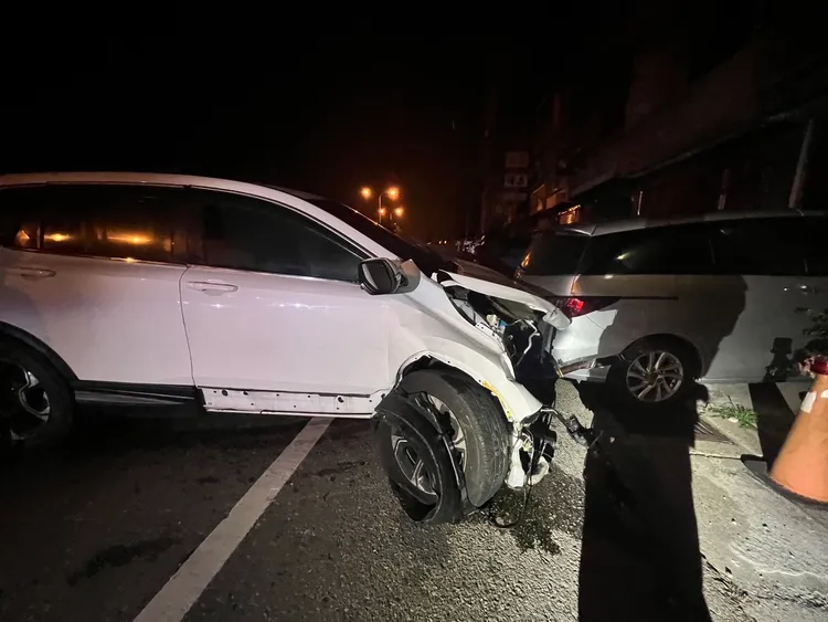 曾男撞斷紅綠燈桿後再失控撞擊路邊車輛。民眾提供