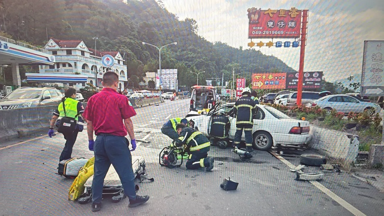 消防人员以机具破坏救出戴男,送医后仍伤重不治。翻摄照片