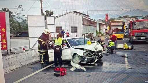 國慶連假返鄉探親 5旬男回程途中失控自撞喪命