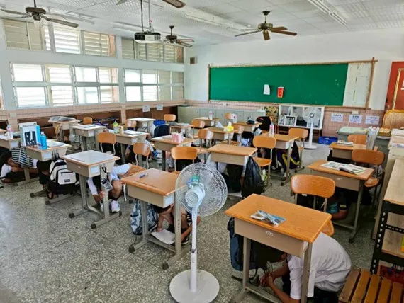 小朋友在教室內演練避難。縣府提供