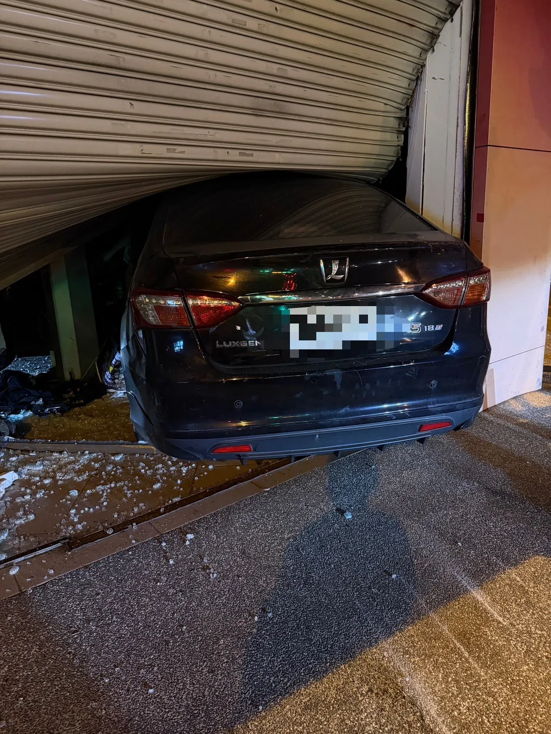 翁男开车撞进店家,幸无人受伤。翻摄画面