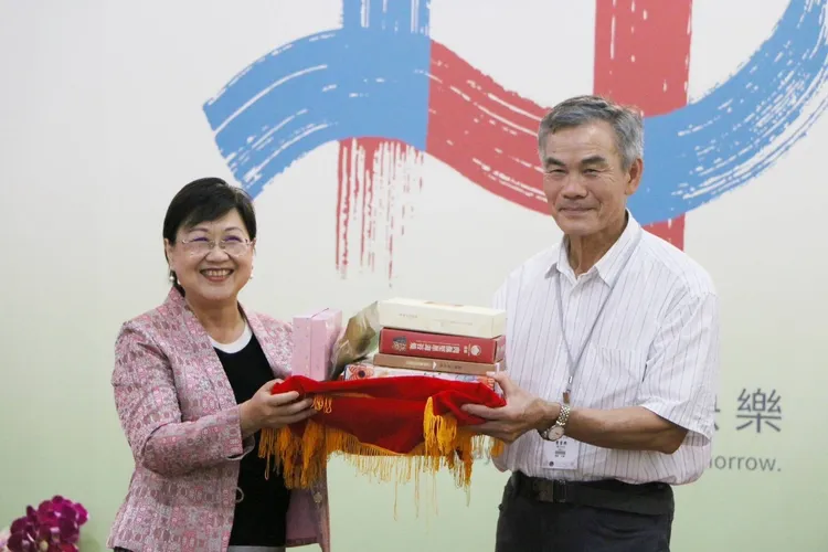 今年首位報到僑胞廖貴興來自澳洲墨爾本。僑委會提供