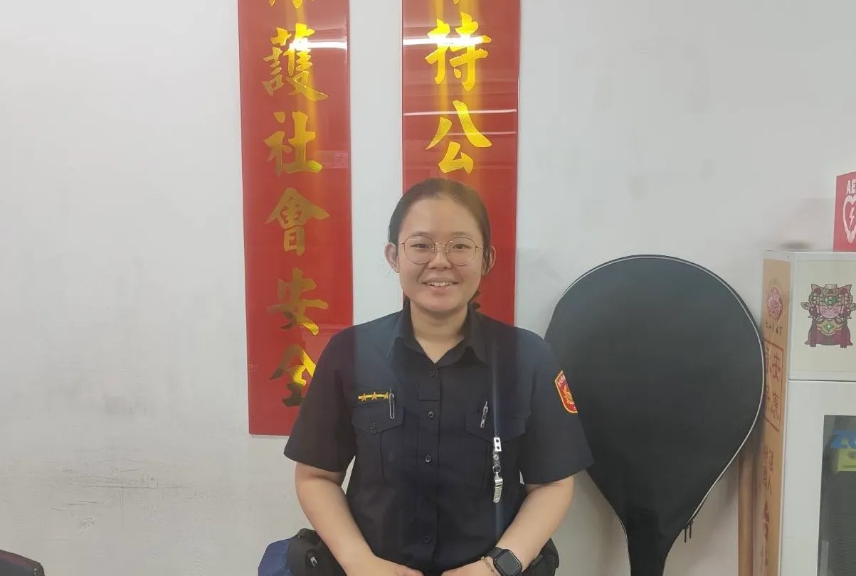 康定所警员陈嘉倩街头发挥护理师专长,救人一命。翻摄画面