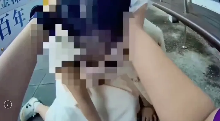 女警趕緊用衛生紙幫女乘客眼角止血，並安撫其情緒。翻攝畫面