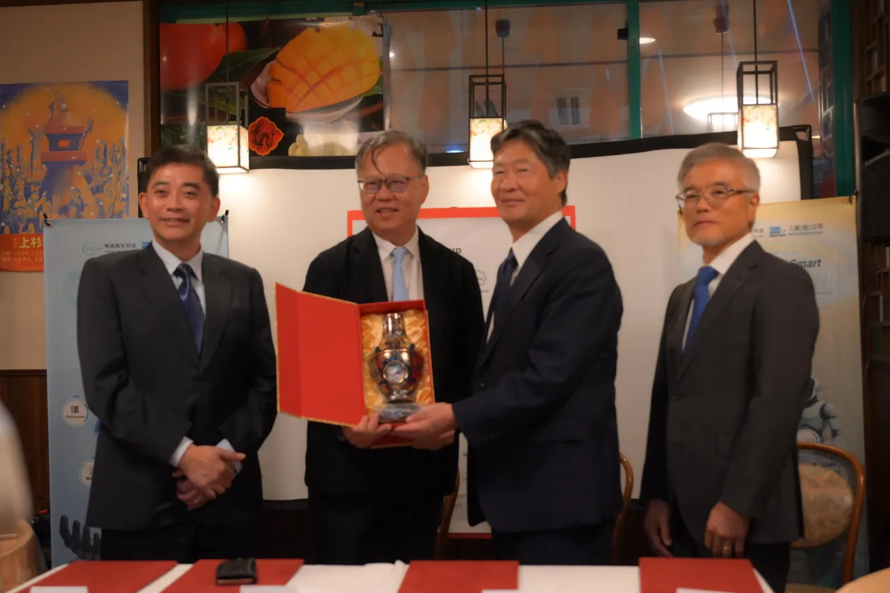 乐迦再生科技董事长邱俊荣、三顾副董事长陈宗基共同致赠故宫转心瓶给CM Plus Group CEO冨㭴经广、CM Plus总裁末兼智与驻日副代表蔡明耀。三顾提供