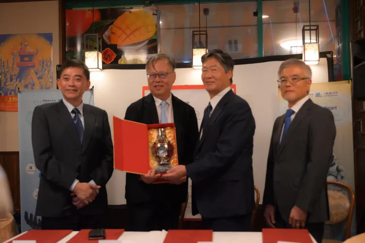 樂迦再生科技董事長邱俊榮、三顧副董事長陳宗基共同致贈故宮轉心瓶給CM Plus Group CEO冨樫經廣、CM Plus總裁末兼智與駐日副代表蔡明耀。三顧提供