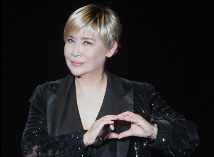 黃小琥開唱狂開10次場燈 觀眾驚喊:根本燈會