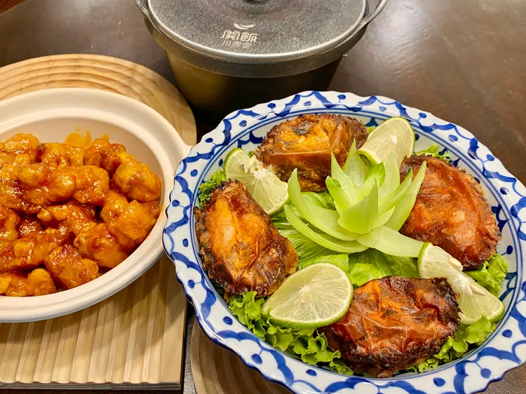 台菜真珠期間推出「貝氏糖醋櫻桃肉」（左），泰式料理饗泰多則推出「頂級炸蟹斗」（右）。莊偉祺攝