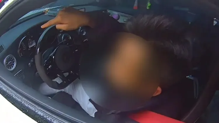 警員搖車和拍打車窗10餘分鐘後，駕駛才醒來搖下車窗。桃園警分局提供