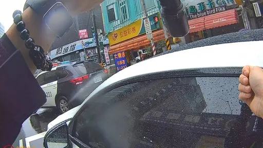 駕駛身體不適昏睡車上堵路　桃警搖車喚醒聯繫家屬送醫