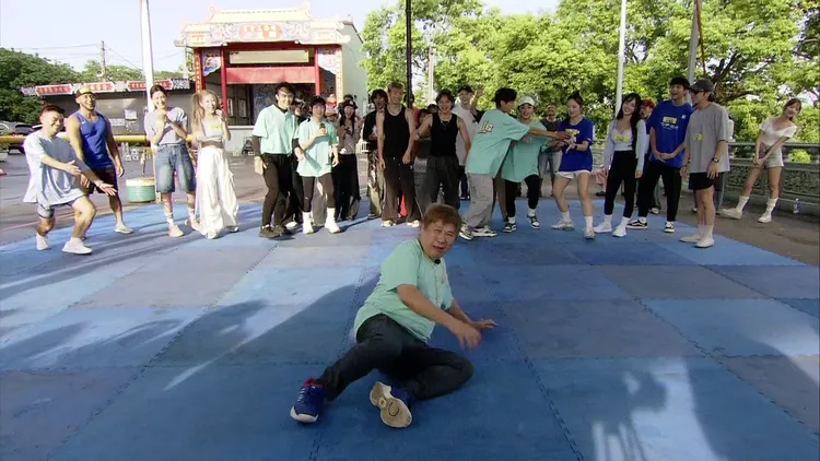 胡瓜被cue尬舞。民視提供