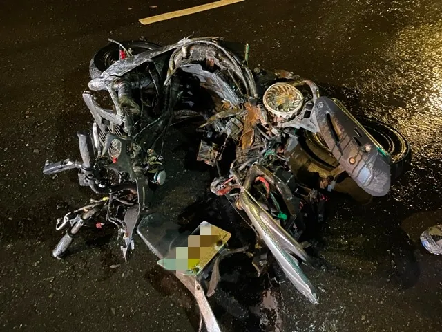 女騎士機車幾乎被撞成一堆廢鐵。翻攝畫面