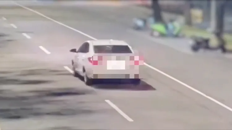 2嫌犯案後駕駛白色車輛逃逸，警方已掌握車號積極追緝。翻攝畫面